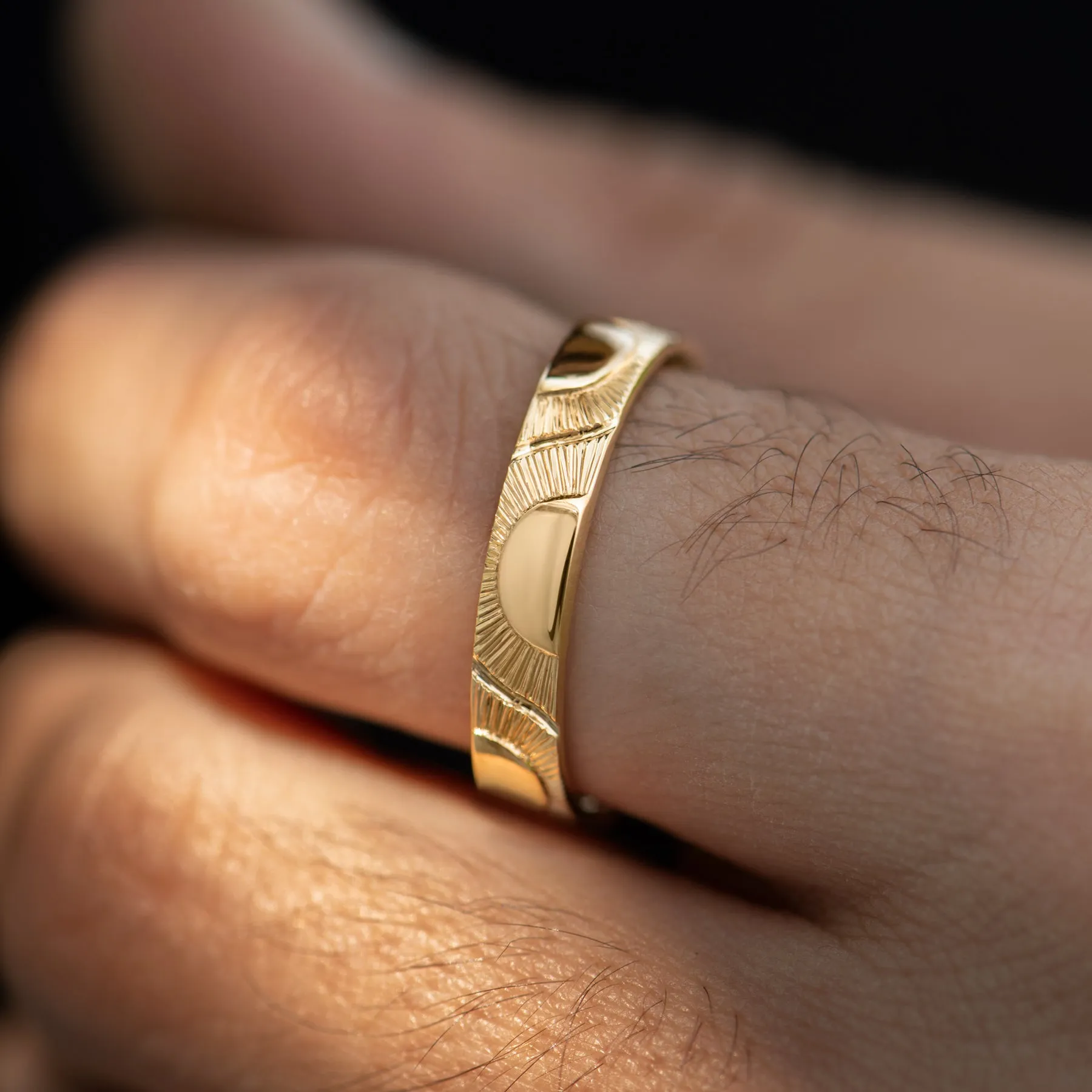 Men’s Engraved Golden Sun Pattern Wedding Band